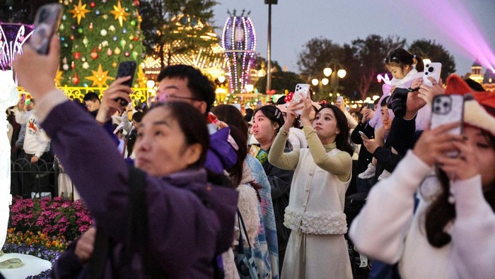 1764608844727-kemeriahan-dekorasi-natal-sambut-pengunjung-di-shanghai-disneyland-1764249244116_169