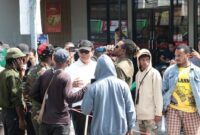 1764652017455-dirintelkam-polda-sulsel-kombes-hajat-mabrur-saat-menemui-massa-papua-yang-sedang-aksi-1-desember-dokumen-istimewa-1764648298608_169