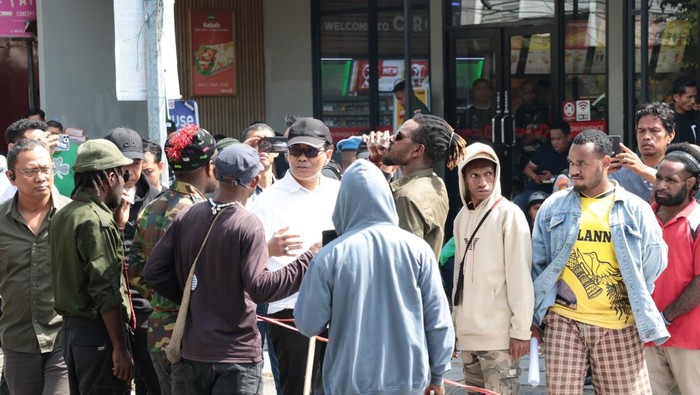 1764652017455-dirintelkam-polda-sulsel-kombes-hajat-mabrur-saat-menemui-massa-papua-yang-sedang-aksi-1-desember-dokumen-istimewa-1764648298608_169