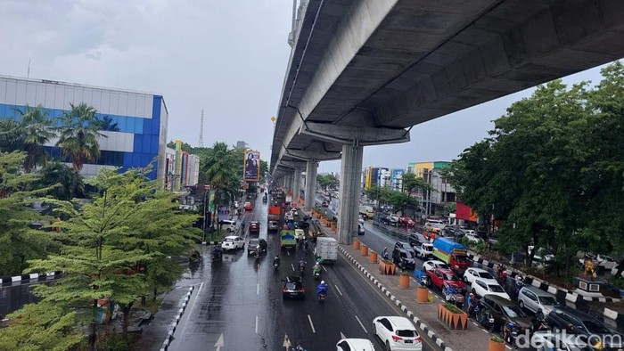 1764652018832-ilustrasi-cuaca-hujan-di-kota-makassar-11_169