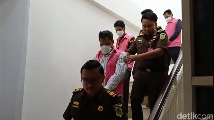 1764652036888-kejari-pangkep-menetapkan-tiga-komisioner-kpu-pangkep-sebagai-tersangka-korupsi-dana-hibah-pilkada-2025-1764639664829_169