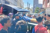 1764652046448-jenazah-adik-korban-pembunuhan-kakak-kandung-di-makassar-tiba-di-rumah-duka-1764569878139_169