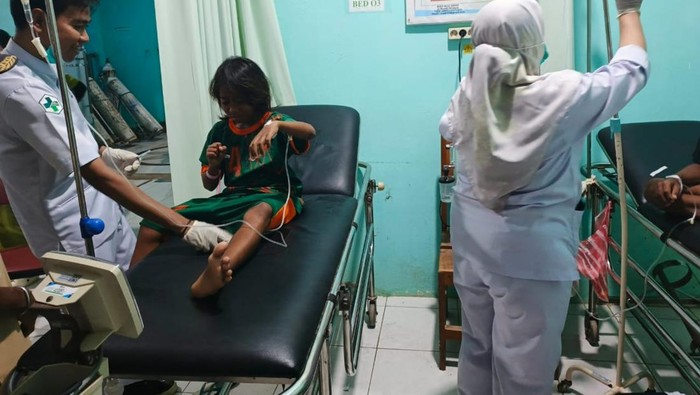 1764673623498-siswa-diduga-keracunan-mbg-dirawat-di-rumah-sakit-1764649053704_169