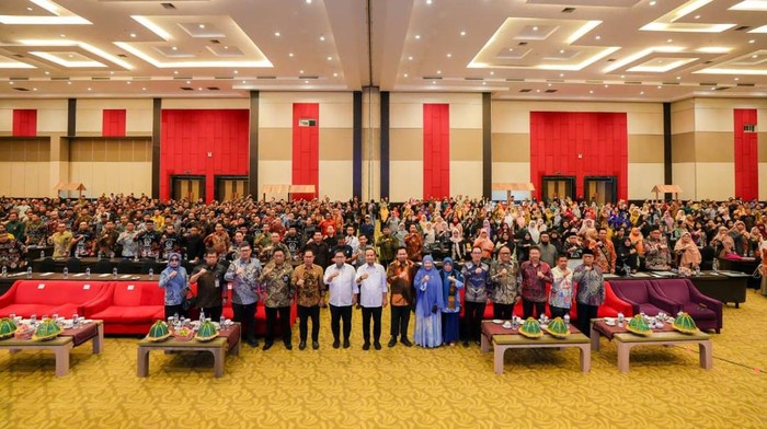 1764673624471-gubernur-sulsel-andi-sudirman-sulaiman-menghadiri-puncak-peringatan-hari-guru-nasinal-2025-1764659703300_169