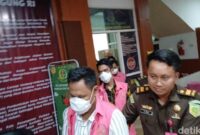 1764673625503-kejari-pangkep-menetapkan-tiga-komisioner-kpu-pangkep-sebagai-tersangka-korupsi-dana-hibah-pilkada-2025-1764656748502_169