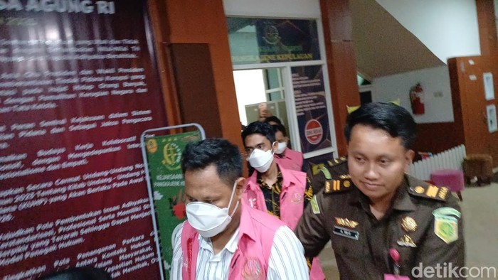 1764673625503-kejari-pangkep-menetapkan-tiga-komisioner-kpu-pangkep-sebagai-tersangka-korupsi-dana-hibah-pilkada-2025-1764656748502_169