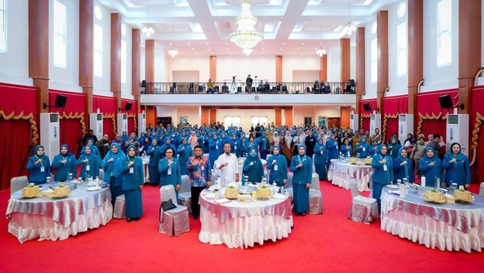 1764738424938-gubernur-sulsel-andi-sudirman-sulaiman-menghadiri-rakerda-tp-pkk-sulsel-1764726546153_169