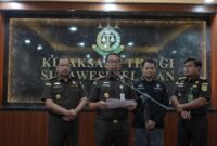 1764738427621-kepala-kejati-sulsel-didik-farkhan-saat-merilis-perkembangan-kasus-korupsi-baznas-enrekang-1764727747172_169