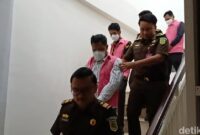 1764738431783-kejari-pangkep-menetapkan-tiga-komisioner-kpu-pangkep-sebagai-tersangka-korupsi-dana-hibah-pilkada-2025-1764639664829_169