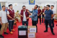 1764760058534-gubernur-sulsel-andi-sudirman-sulaiman-melepas-40-personel-untuk-membantu-penanganan-bencana-di-sumatera-1764742174391_169