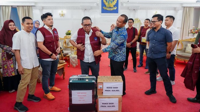 1764760058534-gubernur-sulsel-andi-sudirman-sulaiman-melepas-40-personel-untuk-membantu-penanganan-bencana-di-sumatera-1764742174391_169