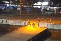 1764760060277-bentrok-buruh-vs-mahasiswa-di-pelabuhan-manokwari-papua-barat-1764738271929_169