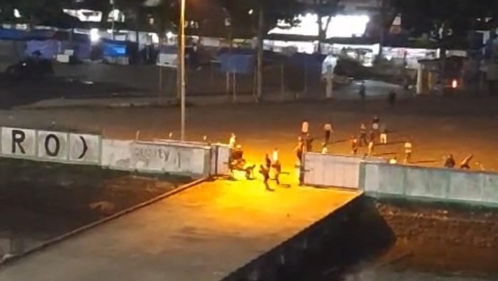 1764760060277-bentrok-buruh-vs-mahasiswa-di-pelabuhan-manokwari-papua-barat-1764738271929_169