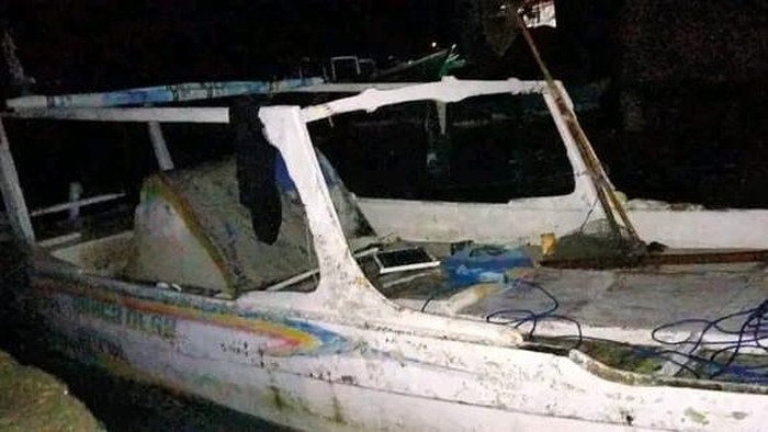 1764781642145-penampakan-perahu-nelayan-tersambar-petir-di-pulau-kodingareng-1764772382217_169