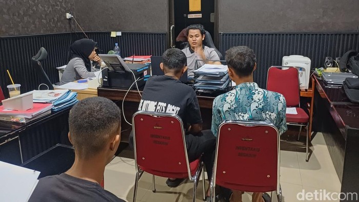 1764781661575-3-remaja-di-pangkep-bobol-sekolah-curi-9-laptop-dan-1-mesin-air-ditangkap-1764768750540_169