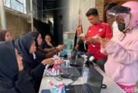 1764781663283-penonton-saat-menukar-tiket-di-loket-dekat-stadion-gelora-bj-habibie-parepare-1764765879350_169