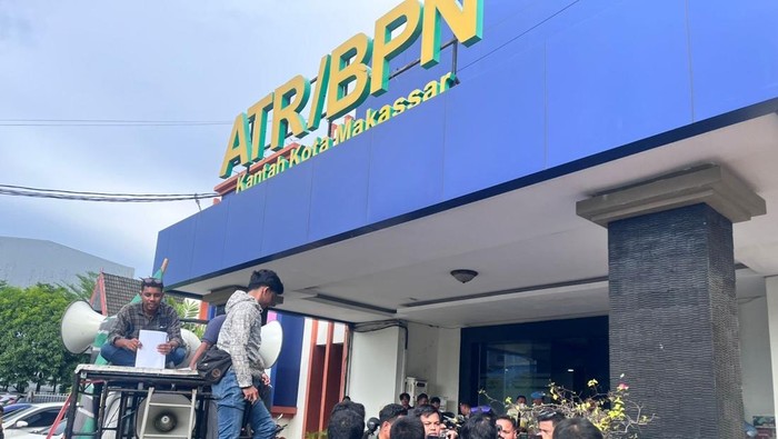 1764781669948-massa-dari-badko-hmi-sulsel-menggelar-aksi-demonstrasi-di-kantor-atrbpn-makassar-1764759439911_169