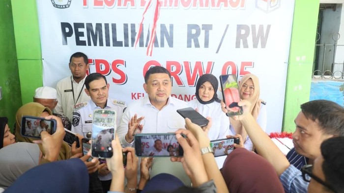 1764781671912-wali-kota-makassar-munafri-arifuddin-meninjau-proses-pemilihan-rtrw-1764760346821_169