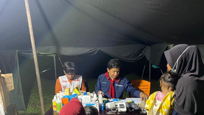 1764824844690-tim-medis-unhas-membantu-tim-medis-di-aceh-1764817292068_169