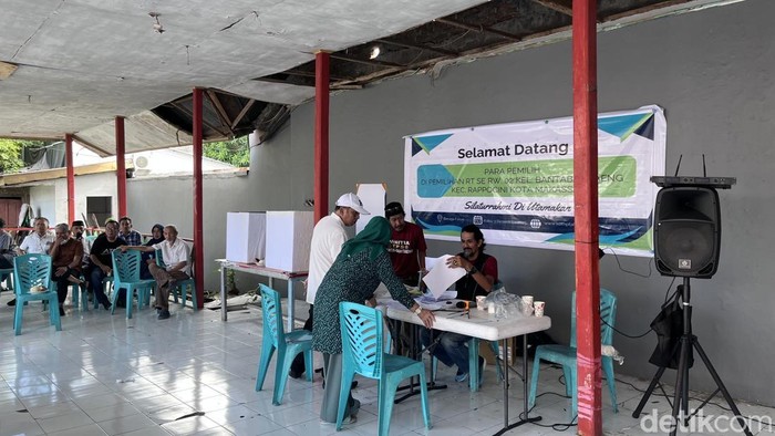 1764824859580-suasana-pemilihan-ketua-rtrw-di-banta-bantaeng-makassar-1764728438193_169