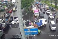 1764932869398-kemacetan-terjadi-di-jalan-perintis-kemerdekaan-makassar-depan-pintu-i-unhas-1764921405716_169