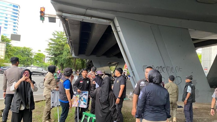 1764932869896-komplotan-oknum-relawan-di-makassar-diamankan-usai-diduga-menggalang-donasi-fiktif-1764913119916_169