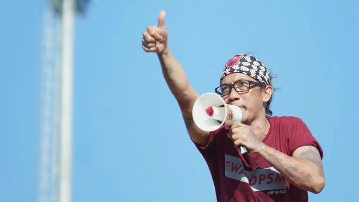 1764997592400-panglima-laj-uki-nugraha-menyampaikan-apresiasi-kepada-manajemen-yang-membawa-psm-makassar-masih-eksis-di-usia-ke-107-tahun_169