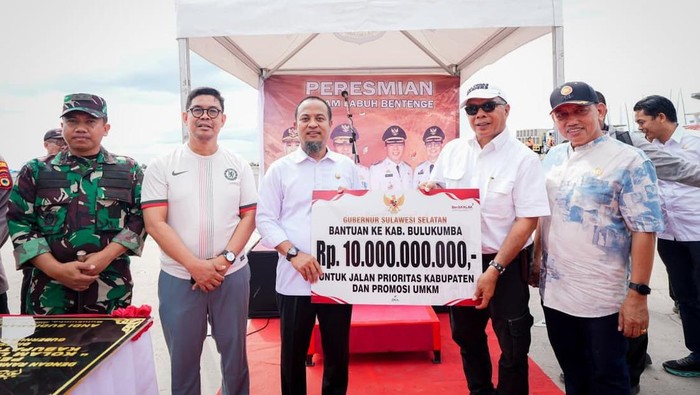 1764997612046-gubernur-sulsel-andi-sudirman-sulaiman-menyerahkan-bantuan-keuangan-untuk-pemkab-bulukumba-1764966275906_169