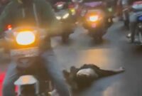 1765019166560-tangkapan-layar-warga-menyeret-pria-terduga-pelaku-pemerkosaan-di-malakaji-kecamatan-tompobulu-kabupaten-gowa-1764770171297_169