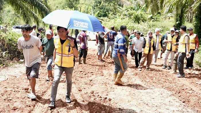 1765019169579-dinas-bina-marga-dan-bina-konstruksi-sulsel-melakukan-kunjungan-di-desa-kawata-dan-parumpanai-kecamatan-wasuponda-kabupaten-lu-1765002669657_169