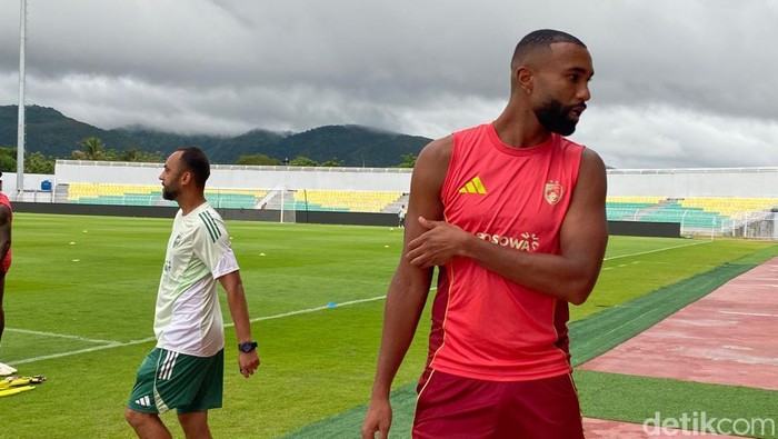 1765019170103-kapten-psm-makassar-yuran-fernandes-saat-latihan-menjelang-laga-kontra-persebaya-di-stadion-gelora-bj-habibie-1765000216213_169
