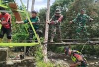 1765019172153-prajurit-tni-dari-kodim-1428-mamasa-bersama-warga-gotong-royong-perbaiki-jembatan-gantung-rusak-parah-1764998538692_169
