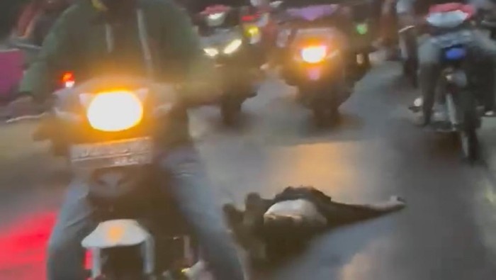 1765019173162-tangkapan-layar-warga-menyeret-pria-terduga-pelaku-pemerkosaan-di-malakaji-kecamatan-tompobulu-kabupaten-gowa-1764770171297_169