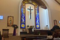 1765062305836-ilustrasi-misa-katolik-1765012073990_169