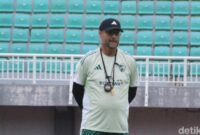 1765083949990-pelatih-psm-makassar-tomas-trucha-memimpin-latihan-di-stadion-gelora-bj-habibie-jelang-melawan-persebaya-surabaya-1764991097814_169