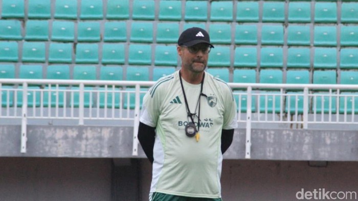 1765083949990-pelatih-psm-makassar-tomas-trucha-memimpin-latihan-di-stadion-gelora-bj-habibie-jelang-melawan-persebaya-surabaya-1764991097814_169