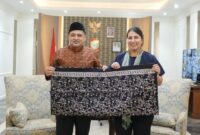 1765083955397-wali-kota-makassar-munafri-arifuddin-bersama-head-of-second-cities-and-network-british-embassy-jakarta-farah-chaudry-1765073667538_169