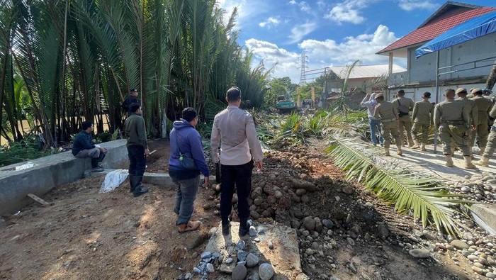 1765083955976-pemprov-sulsel-tertibkan-bangunan-liar-di-lahan-sempadan-sungai-tallo-makassar-1765070319203_169