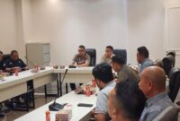 1765105603136-sekda-makassar-andi-zulkifly-saat-memimpin-rapat-terkait-pemilihan-ketua-rtrw-makassar-1765091356805_169