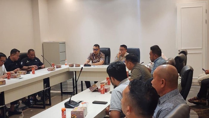 1765105603136-sekda-makassar-andi-zulkifly-saat-memimpin-rapat-terkait-pemilihan-ketua-rtrw-makassar-1765091356805_169