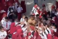 1765105603606-guru-sd-di-kendari-mansur-disambut-haru-siswa-saat-berpamitan-untuk-menjalani-sidang-putusan-kasus-pelecehan-murid-1764664849511_169