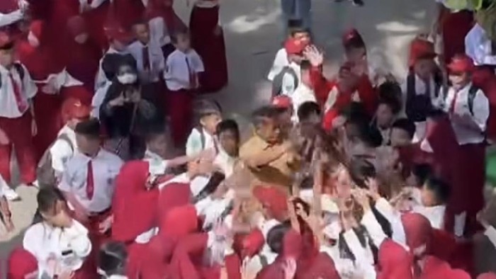 1765127180797-guru-sd-di-kendari-mansur-disambut-haru-siswa-saat-berpamitan-untuk-menjalani-sidang-putusan-kasus-pelecehan-murid-1764664849511_169