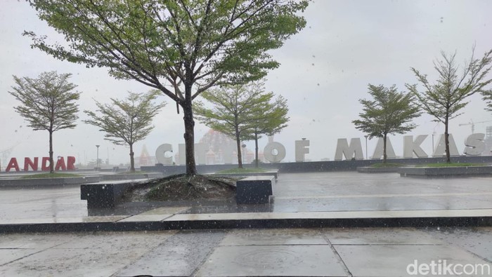 1765170392970-ilustrasi-cuaca-hujan-di-kota-makassar-4_169