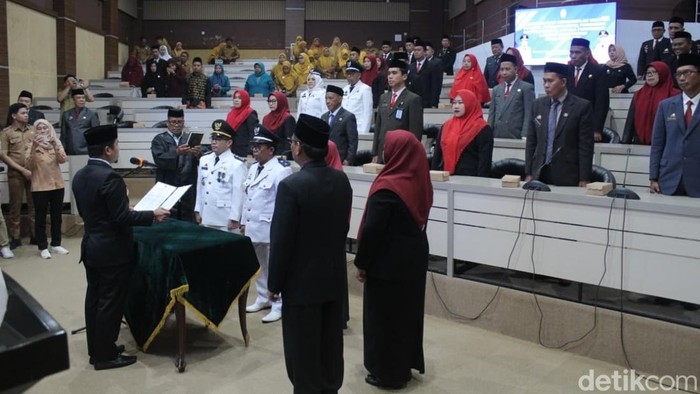 1765191969451-wali-kota-parepare-tasming-hamid-melantik-54-pejabat-hasil-mutasi-1765187638694_169