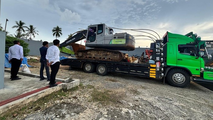 1765213627003-polisi-mengamankan-ekskavator-dari-lokasi-tambang-emas-ilegal-di-boalemo-1765200449438_169