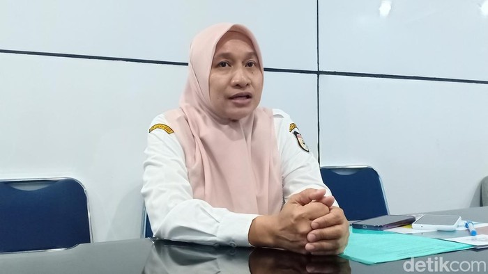 1765256794410-kepala-dinas-pendidikan-kota-makassar-achi-soleman-saat-ditemui-di-ruang-kerjanya-1752676155027_169