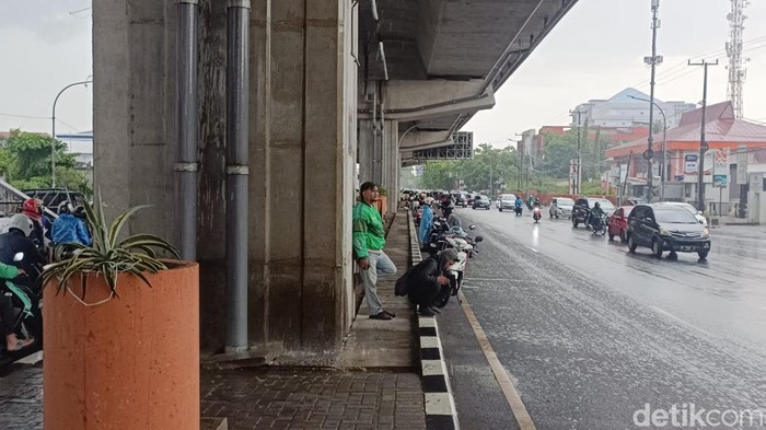 1765256795753-makassar-diguyur-hujan-deras-selasa-15102024-3_169