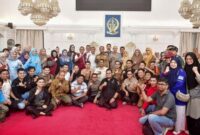 1765256806681-gubernur-sulsel-andi-sudirman-sulaiman-melepas-100-nakes-untuk-membantu-penanganan-bencana-di-aceh-tamiang-1765241666257_169