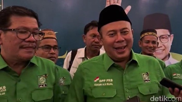 1765256807281-wakil-ketua-umum-dpp-pkb-cucun-ahmad-syamsurijal-kanan-didampingi-ketua-dpw-pkb-sulsel-azhar-arsyad-usai-pembukaan-muswil-pkb--1765240920105_169