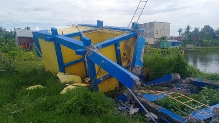 1765256815253-tower-pamsimas-proyek-pu-pemkab-maros-roboh-1765238765860_169